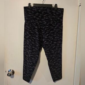 Athleta Salutation Stash II Black and Gray Camouflage 7/8 Pocket Leggings
